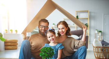 mutlu ve sağlıklı bir aile ev çatısı altında gülümsüyor